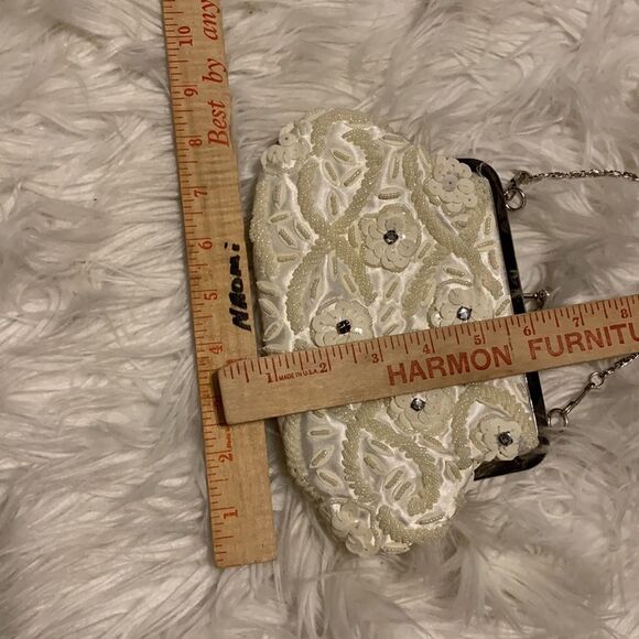 Beaded clutch evening bag with removable silvertone chain. Snap closure - Picture 8 of 8